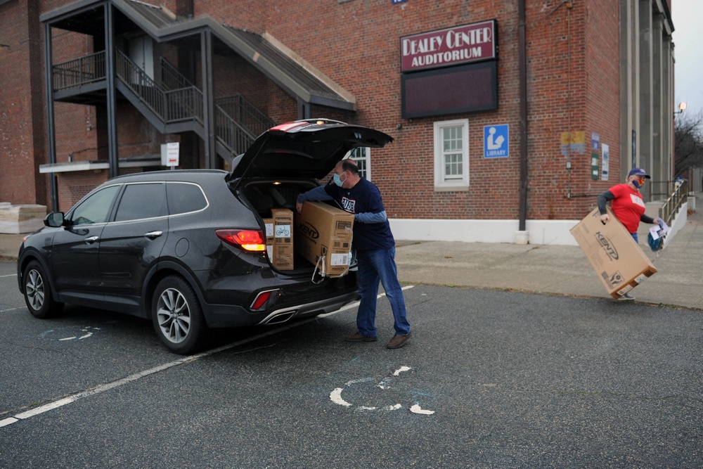 USO Donates Bikes to Families for Holidays