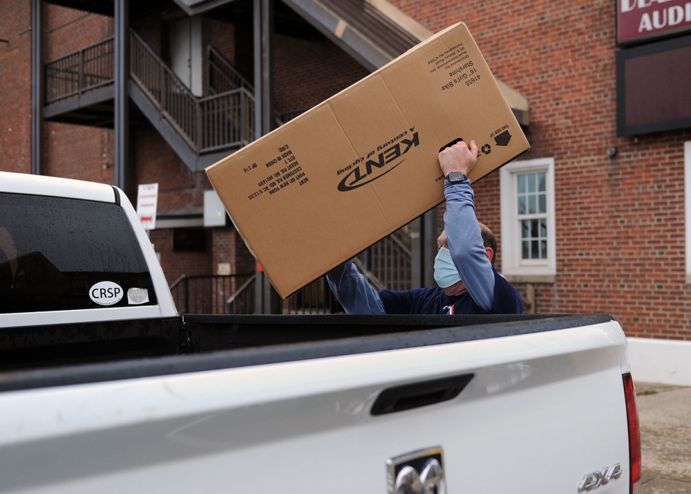 USO Donates Bikes to Families for Holidays