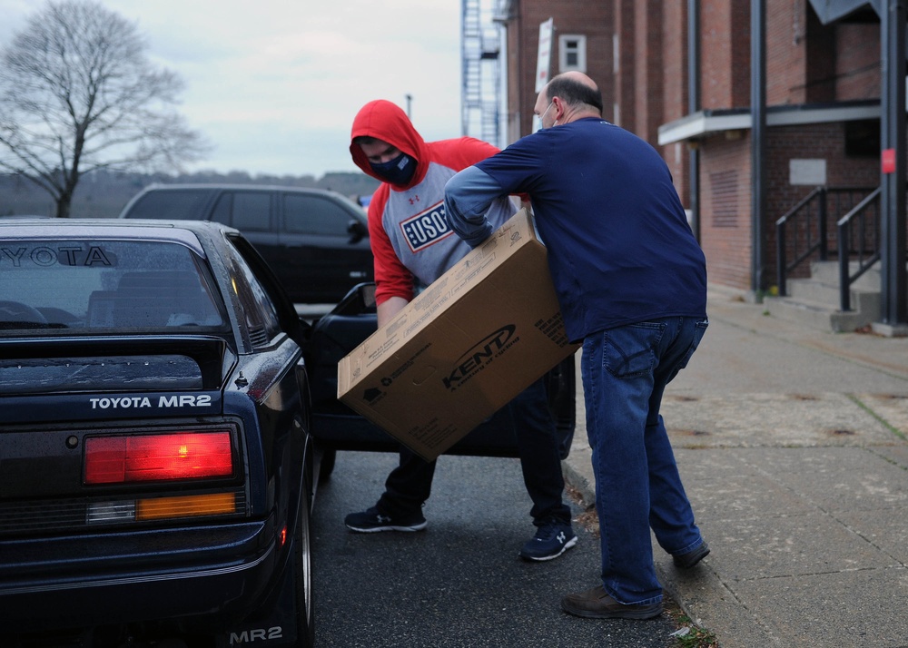 USO Donates Bikes to Families for Holidays