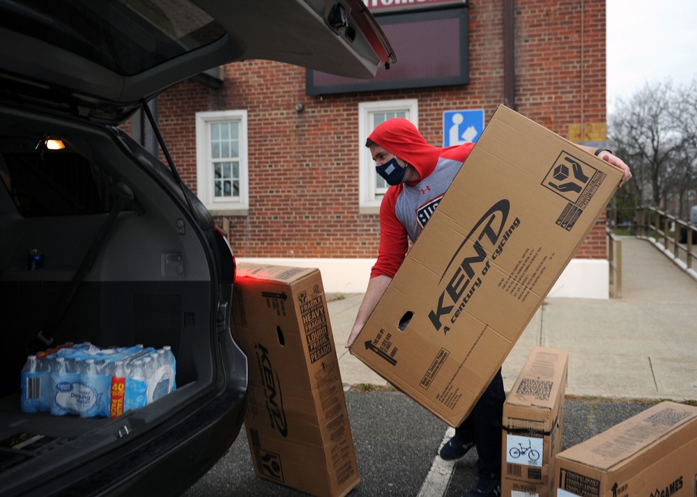 USO Donates Bikes to Families for Holidays