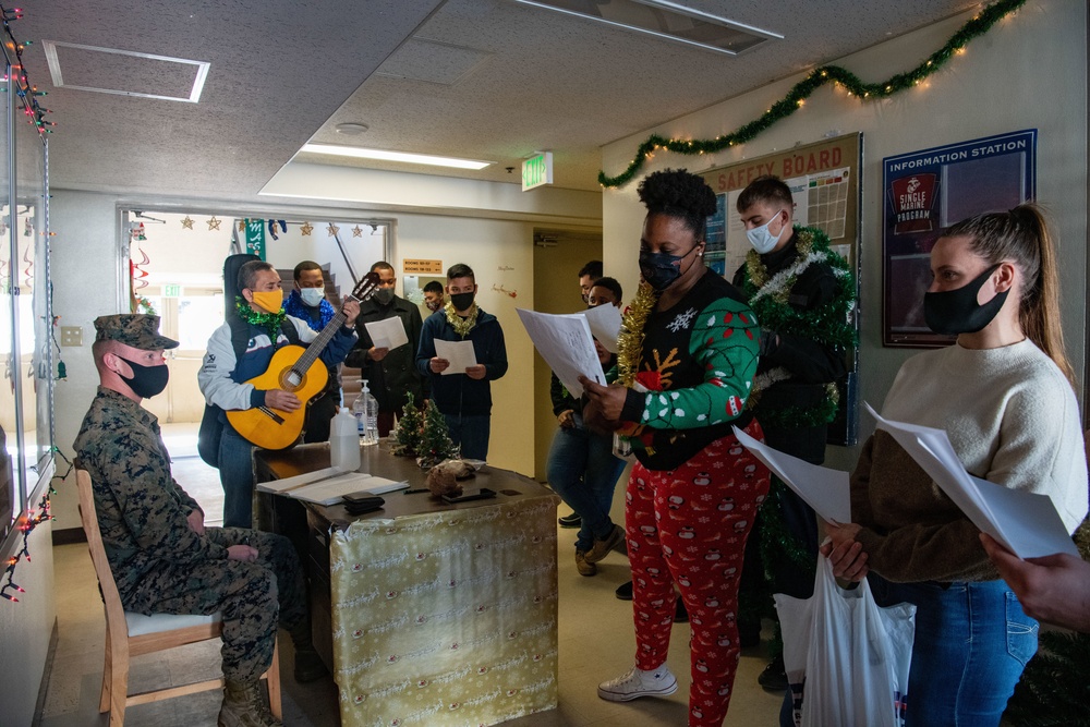 SMP Christmas carols to service members in ROM