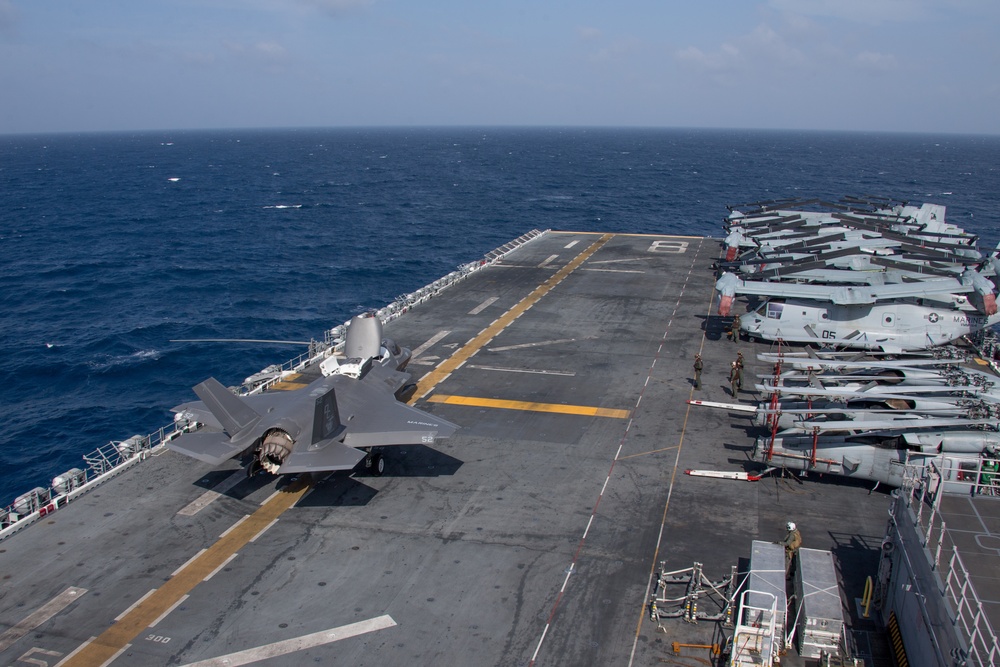 DVIDS - Images - 15th MEU F-35B Lightning II departs the USS Makin ...