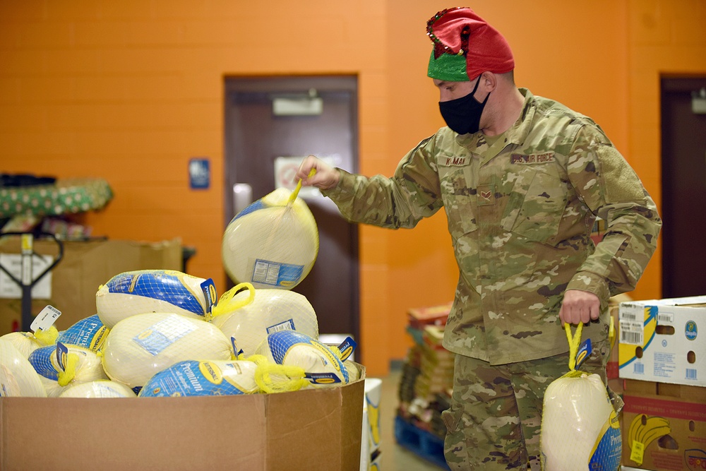 Michigan’s Task Force Spartan work with the Food Bank of Eastern Michigan