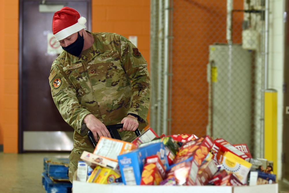 Michigan’s Task Force Spartan work with the Food Bank of Eastern Michigan