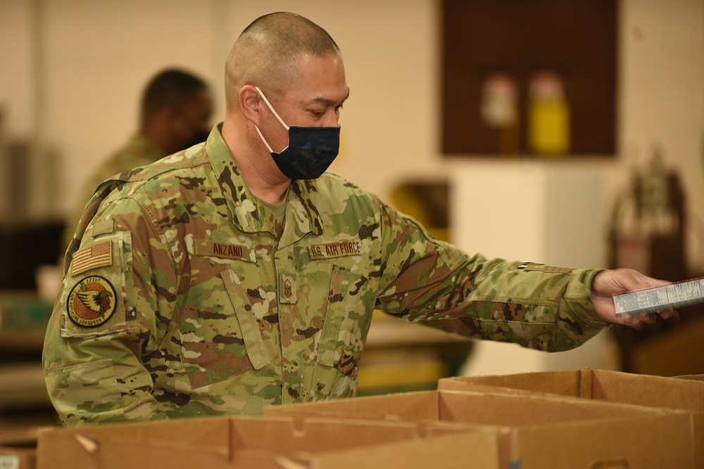 Michigan’s Task Force Spartan work with the Food Bank of Eastern Michigan
