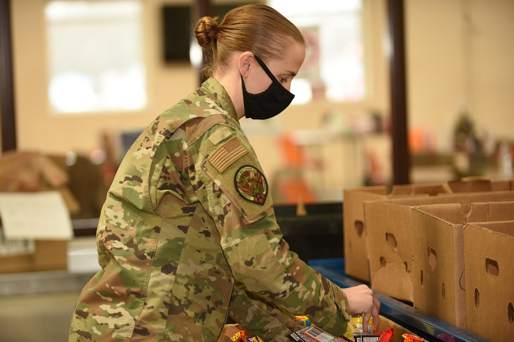 Michigan’s Task Force Spartan work with the Food Bank of Eastern Michigan
