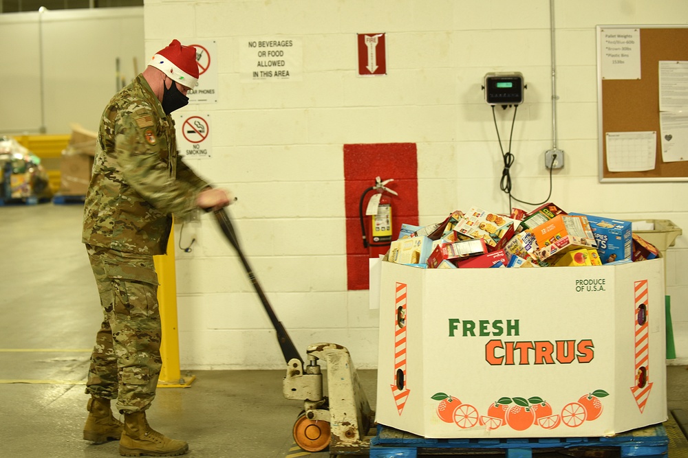 Michigan’s Task Force Spartan work with the Food Bank of Eastern Michigan