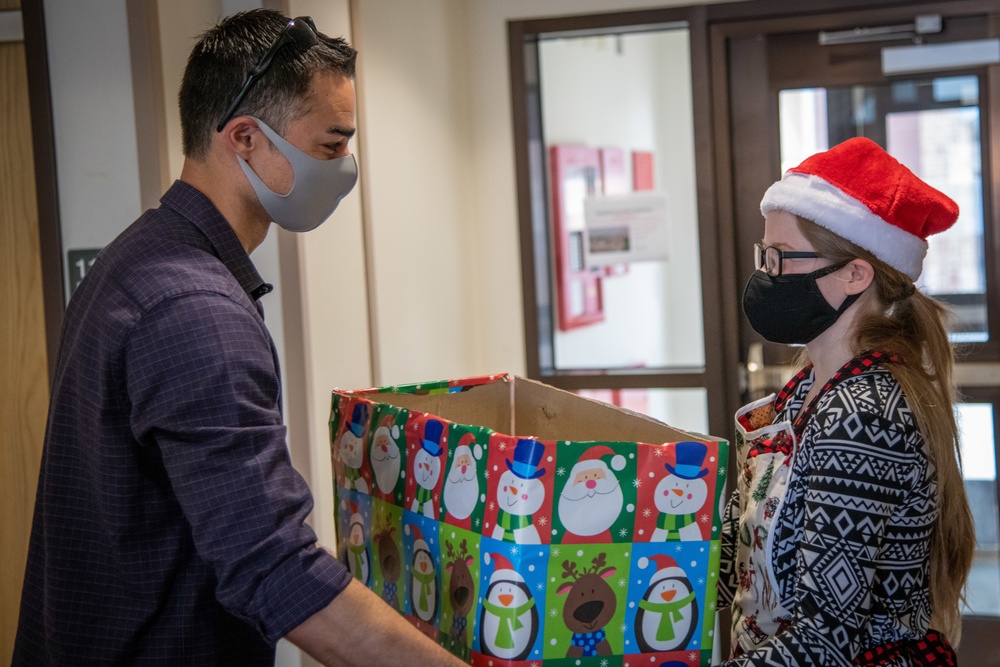 Cake Cups for Christmas: Humphreys volunteers bring holiday spirit to quarantine