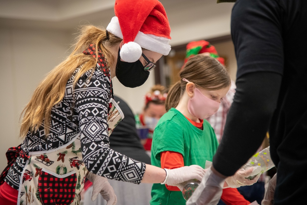 Cake Cups for Christmas: Humphreys volunteers bring holiday spirit to quarantine