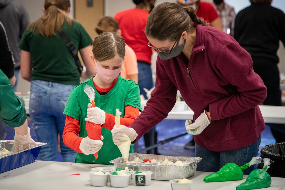 Cake Cups for Christmas: Humphreys volunteers bring holiday spirit to quarantine
