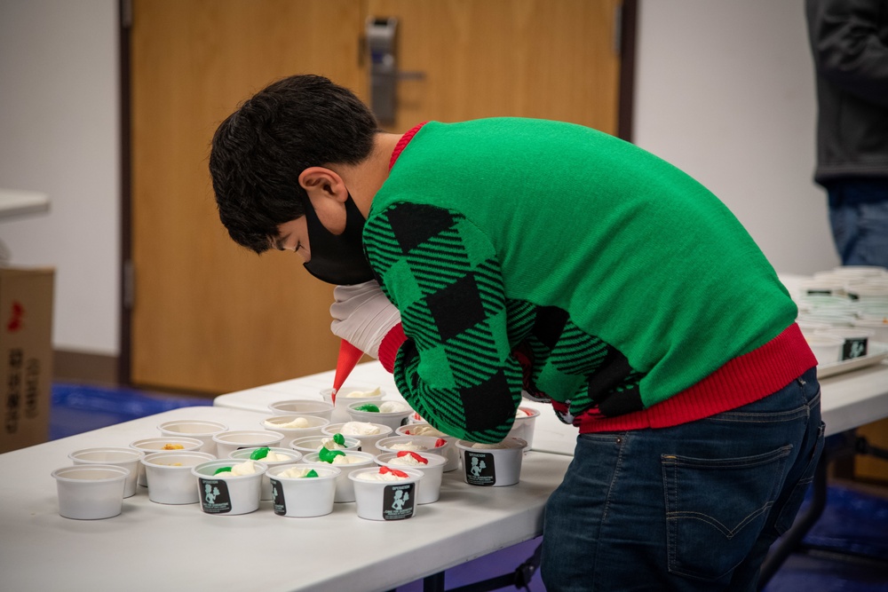 Cake Cups for Christmas: Humphreys volunteers bring holiday spirit to quarantine