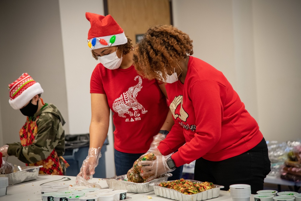 Cake Cups for Christmas: Humphreys volunteers bring holiday spirit to quarantine