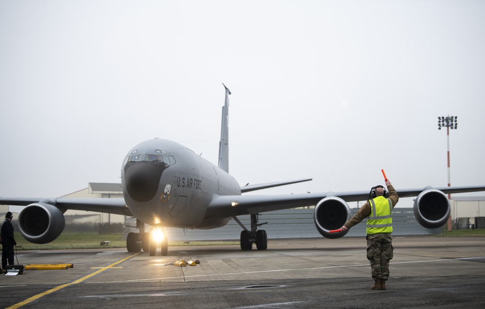 100th ARW conducts first USAFE KC-135 hot-pit refuel