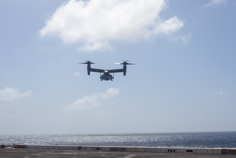 15th MEU Marines receive supplies from VMM-164 (Rein) aboard USS Somerset