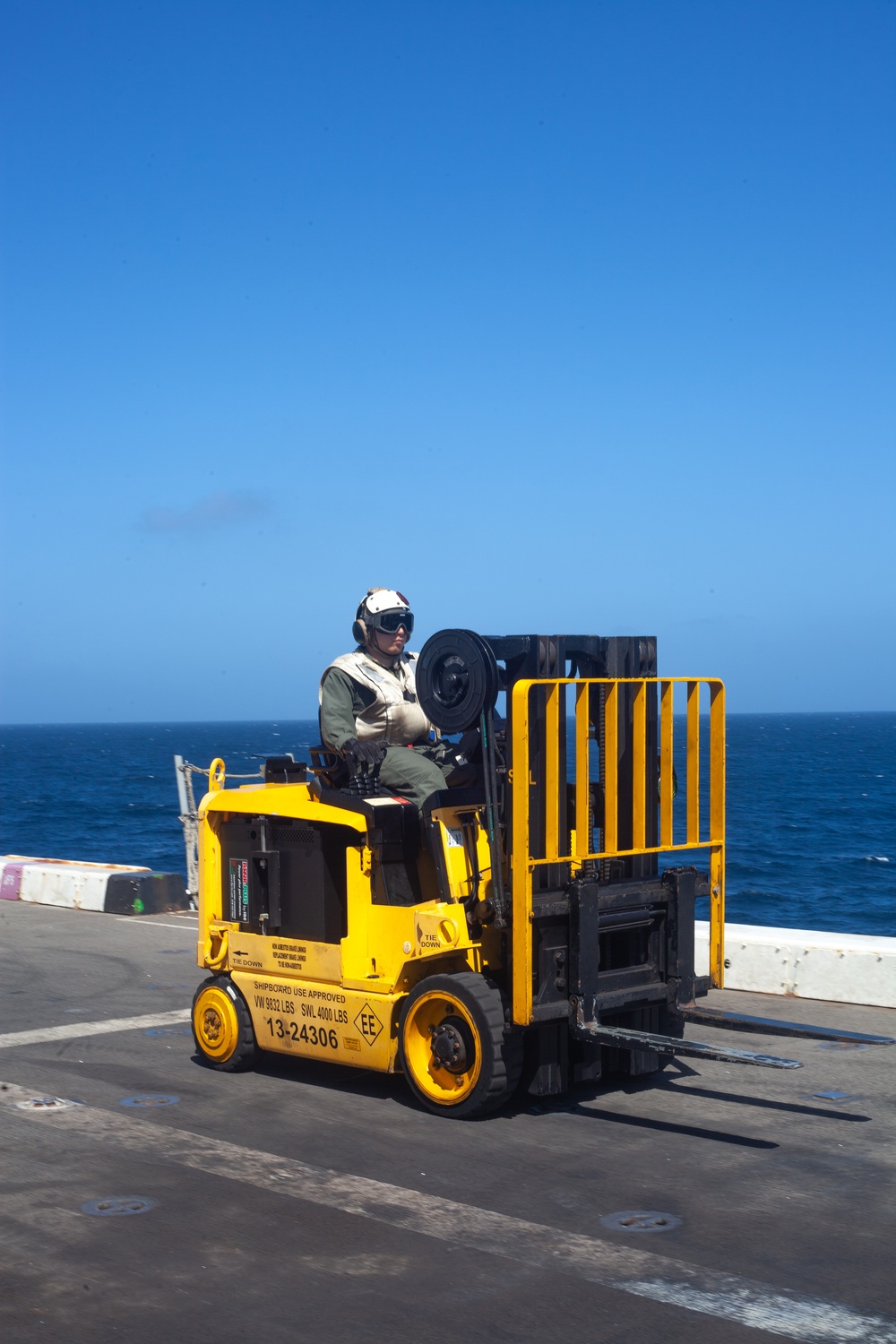 15th MEU Marines receive supplies from VMM-164 (Rein) aboard USS Somerset