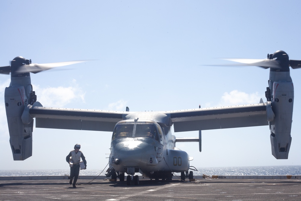 15th MEU Marines receive supplies from VMM-164 (Rein) aboard USS Somerset