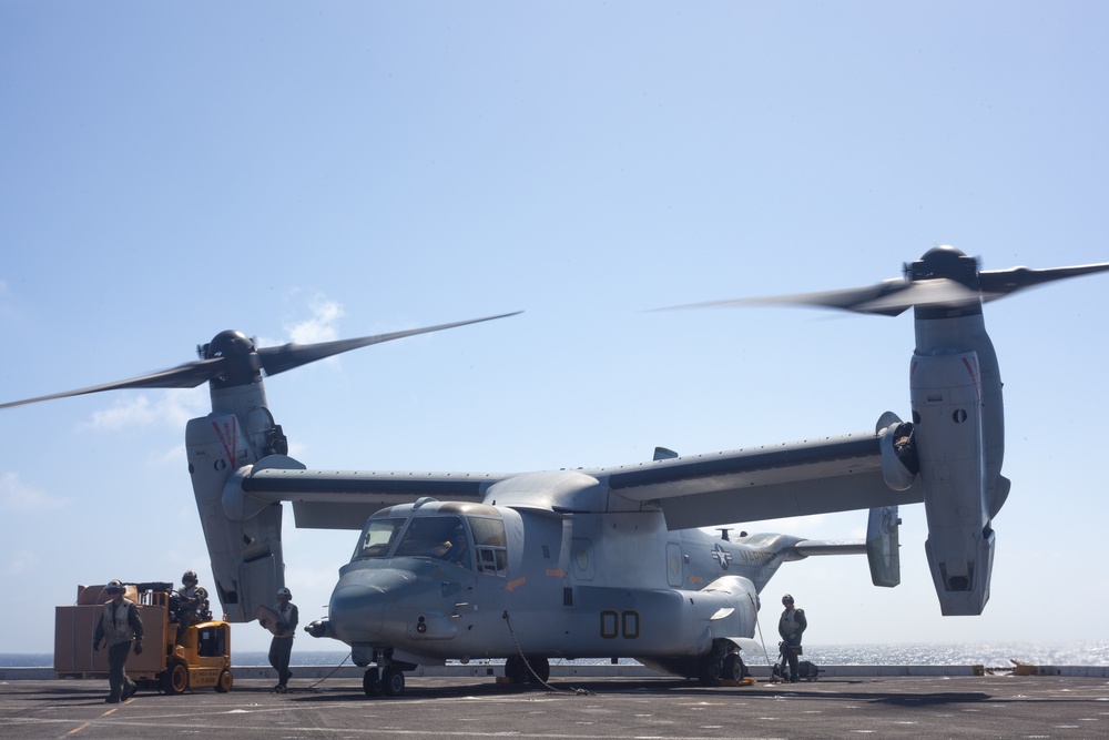 15th MEU Marines receive supplies from VMM-164 (Rein) aboard USS Somerset