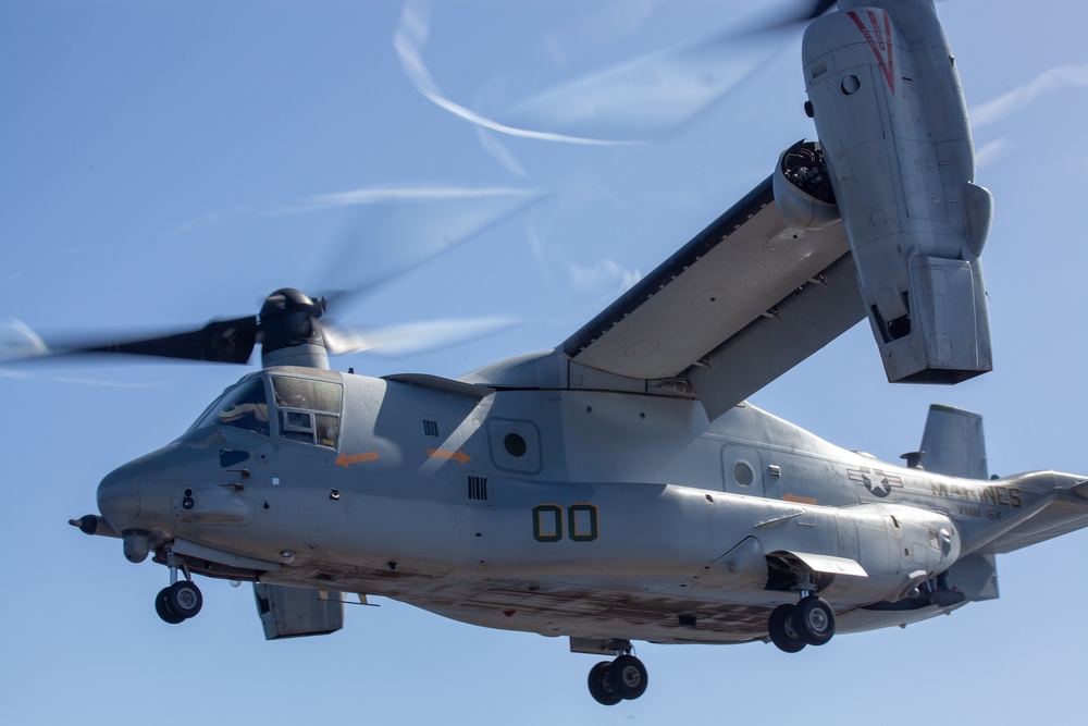 15th MEU Marines receive supplies from VMM-164 (Rein) aboard USS Somerset