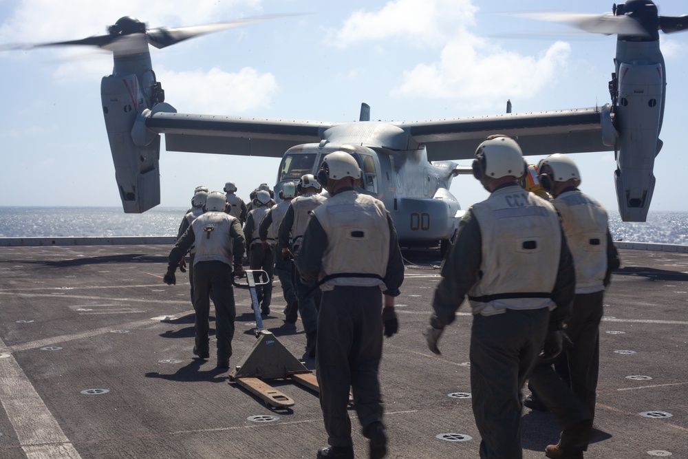 15th MEU Marines receive supplies from VMM-164 (Rein) aboard USS Somerset