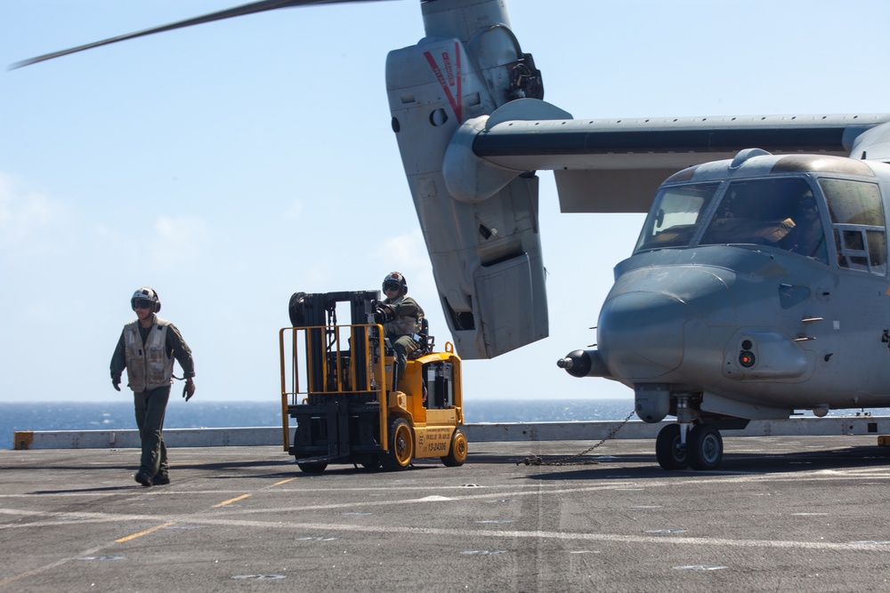 15th MEU Marines receive supplies from VMM-164 (Rein) aboard USS Somerset