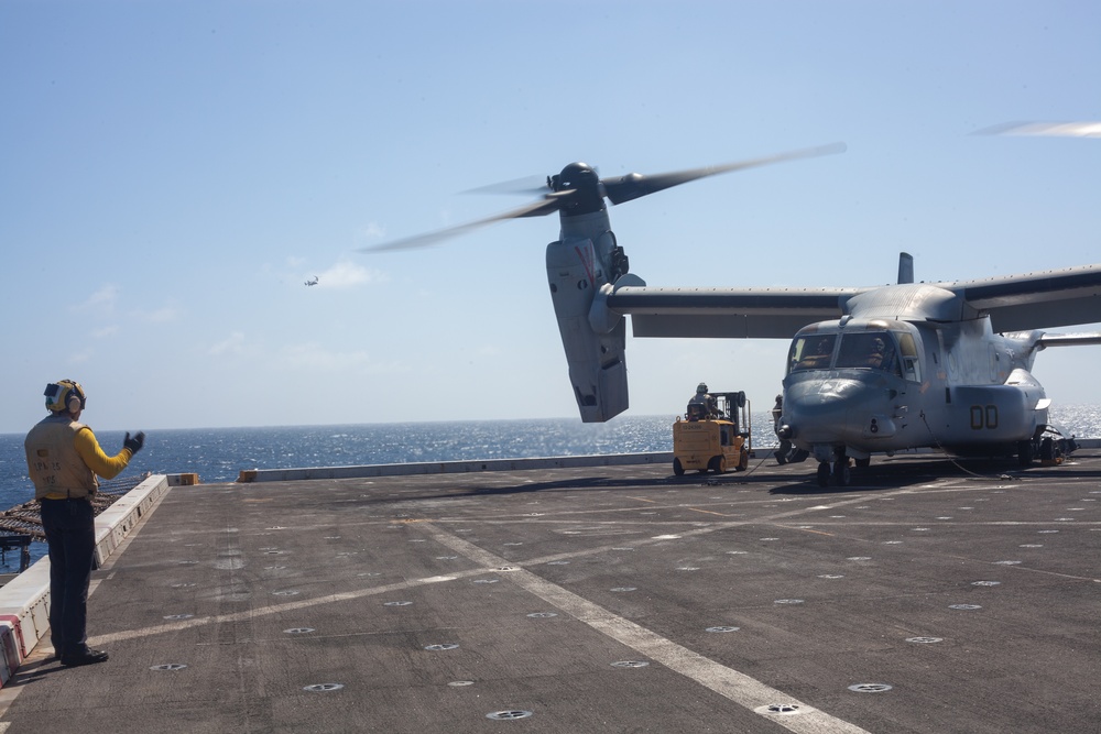 15th MEU Marines receive supplies from VMM-164 (Rein) aboard USS Somerset