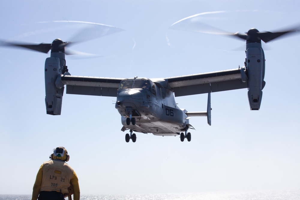 15th MEU Marines receive supplies from VMM-164 (Rein) aboard USS Somerset