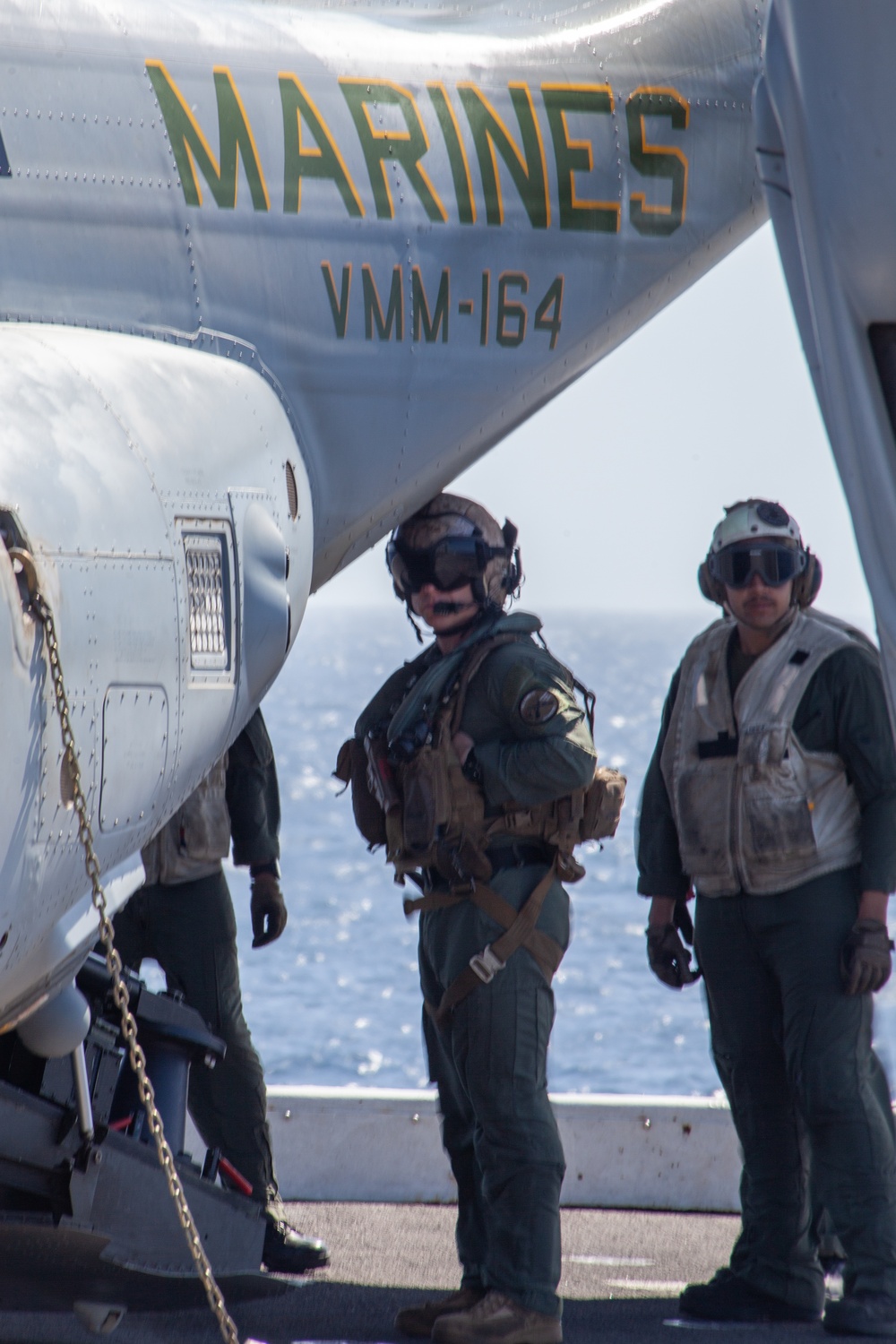 15th MEU Marines receive supplies from VMM-164 (Rein) aboard USS Somerset