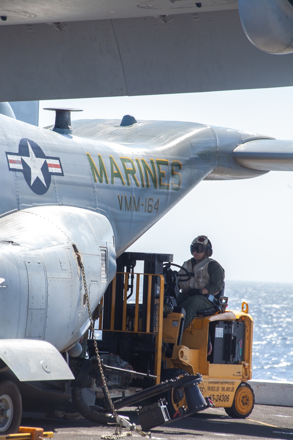 15th MEU Marines receive supplies from VMM-164 (Rein) aboard USS Somerset