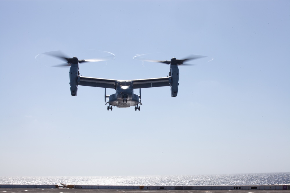 15th MEU Marines receive supplies from VMM-164 (Rein) aboard USS Somerset