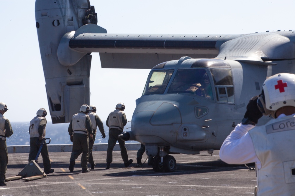 15th MEU Marines receive supplies from VMM-164 (Rein) aboard USS Somerset