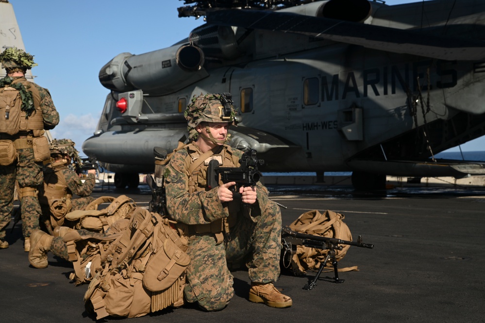 15th MEU Marines rehearse onload, offload procedures aboard USS San Diego