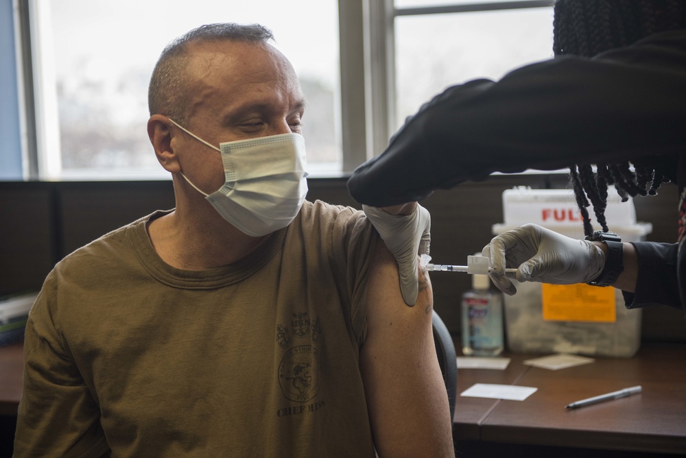 U.S. 7th Fleet Leadership Receives COVID Vaccine