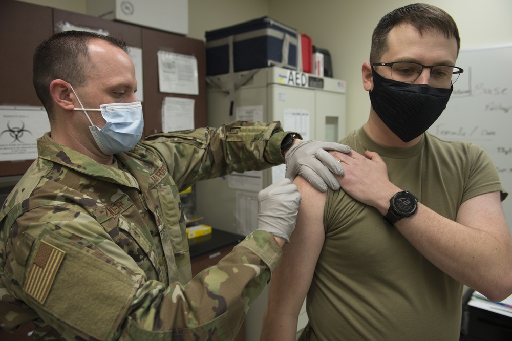 Nebraska National Guard Personnel Volunteer to Receive COVID-19 Vaccine