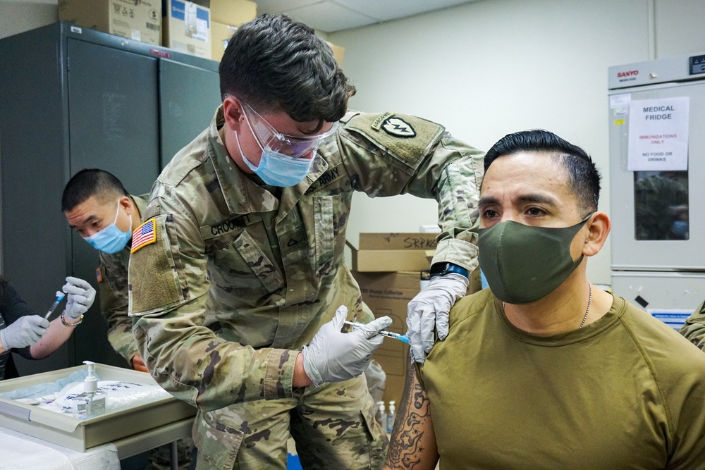 Spartan Medics Distribute Vaccine to Paratroopers