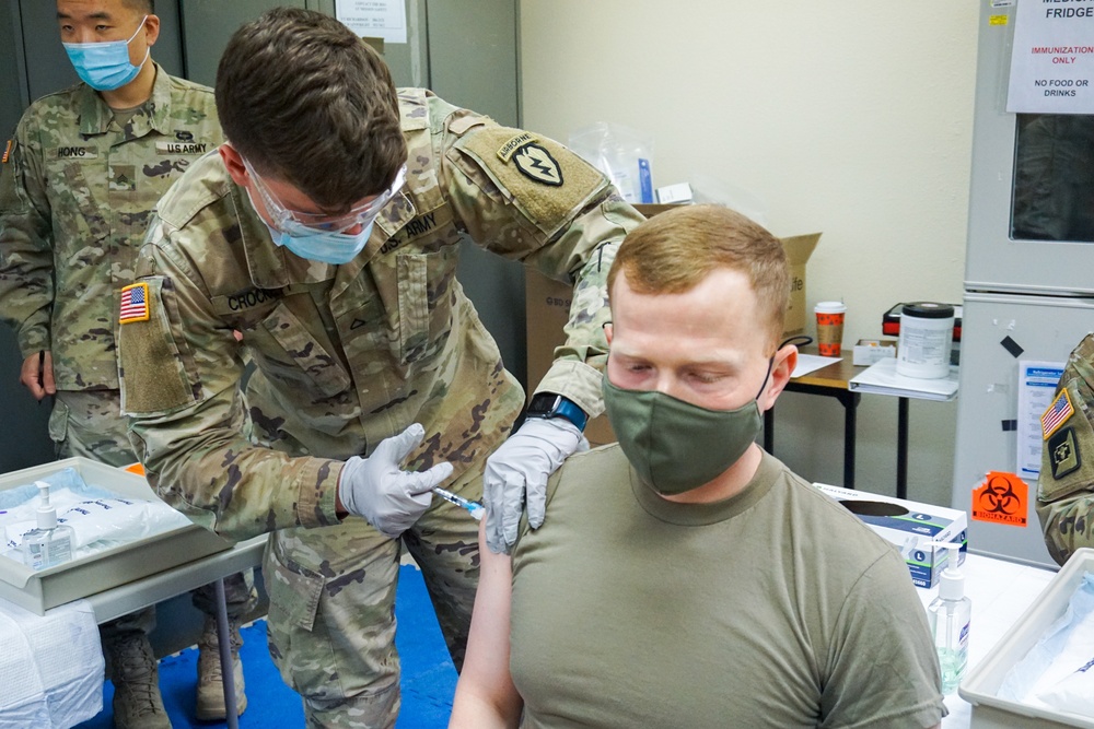 Spartan Medics Distribute Vaccine to Paratroopers