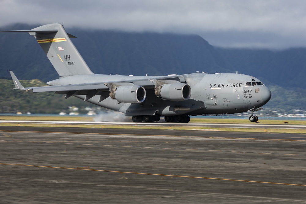 Mighty Mice: Globemasters fly over MCAS Kaneohe Bay