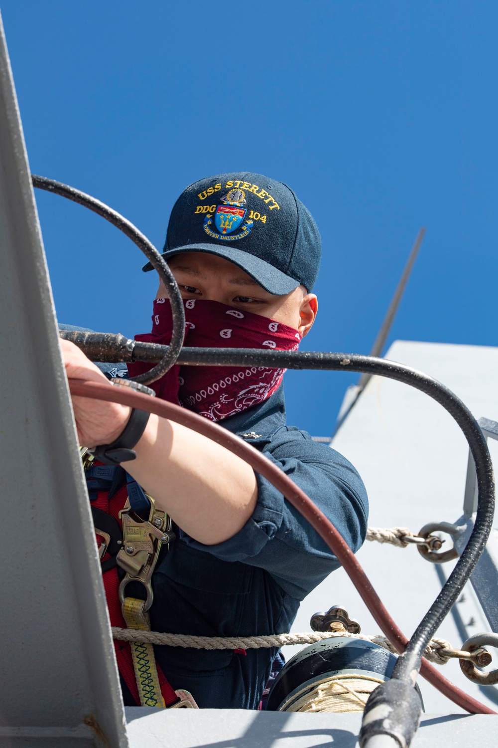Sterett Sailors Conducts Aloft Maintenance