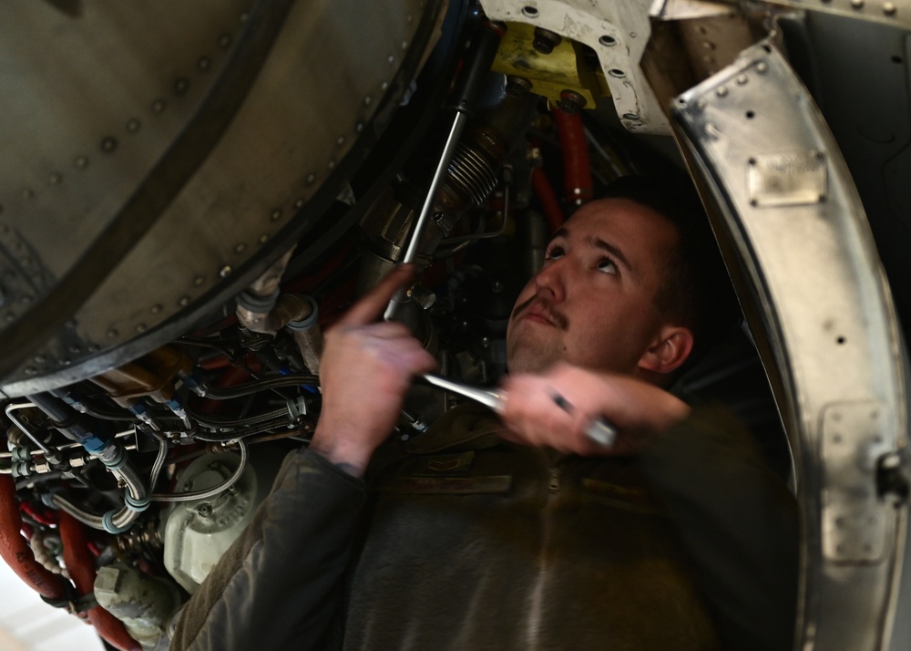 A-10 Thunderbolt II Demonstration Team changes engine