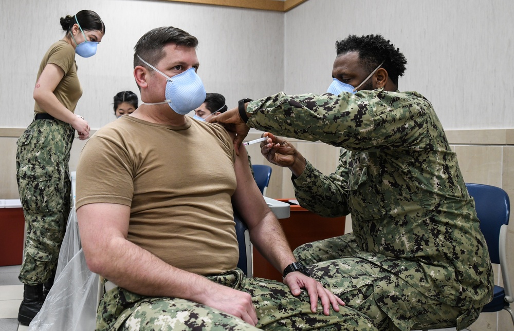 Lt. Eric Wright, an emergency medicine nurse assigned to U.S. Naval Hospital (USNH) Naples, receives the Moderna coronavirus (COVID-19) vaccine