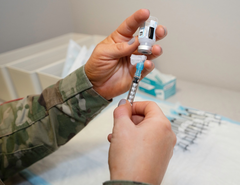 USTRANSCOM leaders receive  COVID-19 vaccine
