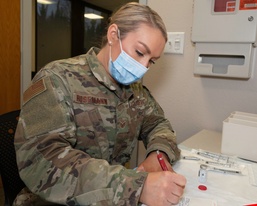 USTRANSCOM leaders receive  COVID-19 vaccine