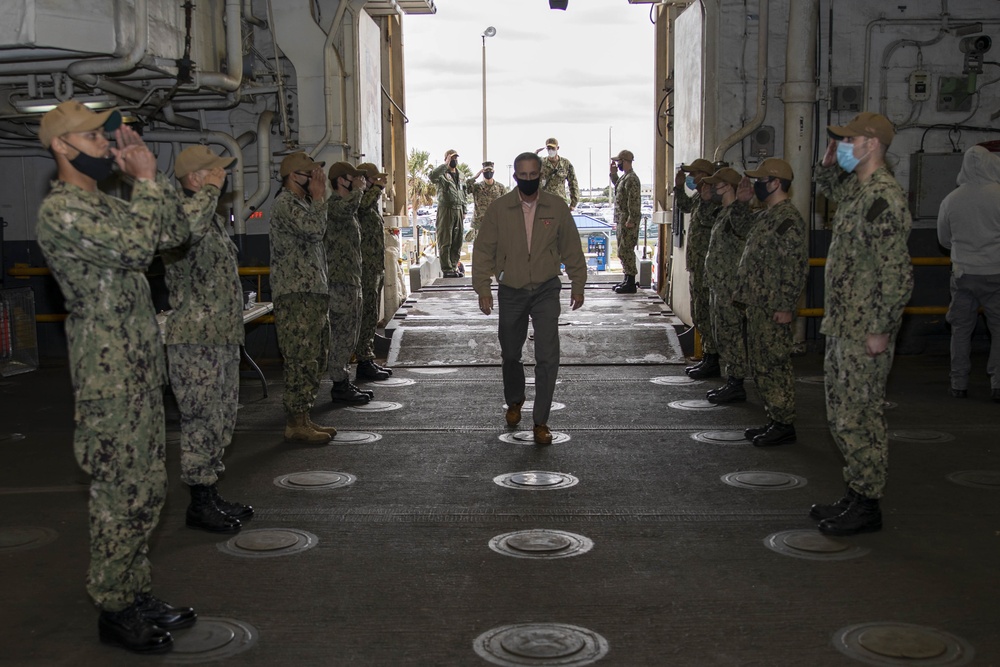 Under Secretary of the Navy visits USS Iwo Jima
