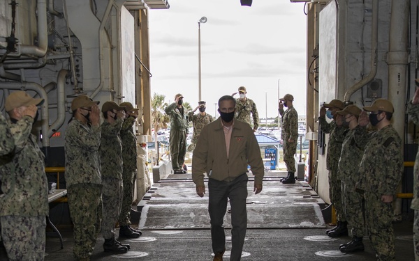 Under Secretary of the Navy visits USS Iwo Jima