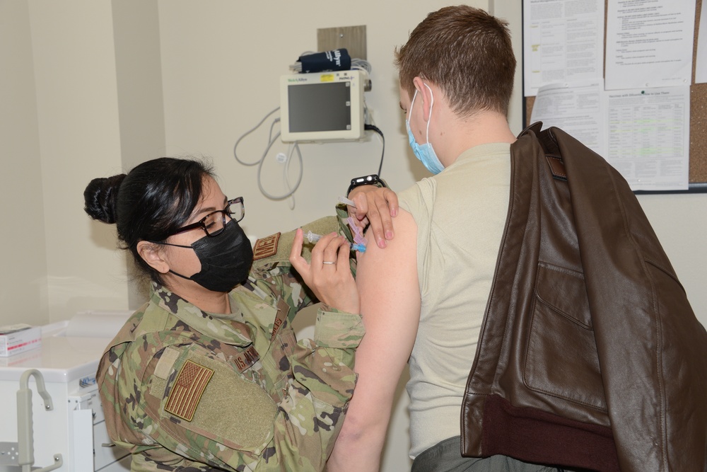 Airmen receive COVID-19 vaccine in Iowa