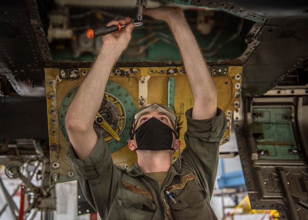 DVIDS - Images - PHASE Crew Chiefs Perform F-15E Strike Eagle ...