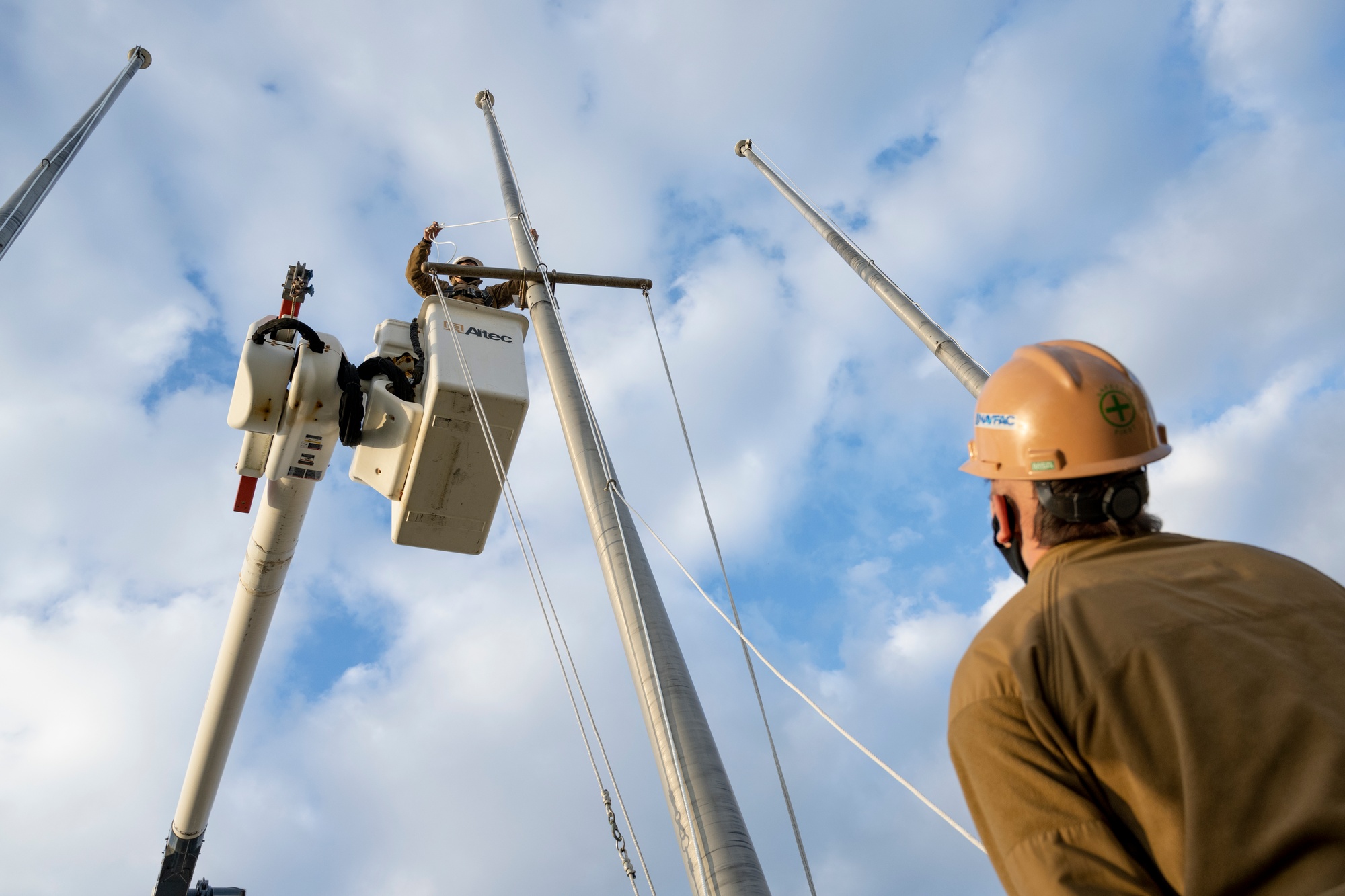 DVIDS - Images - NAVFAC Far East Replace Flagpole Lines at CFAO HQ [Image 2  of 3]