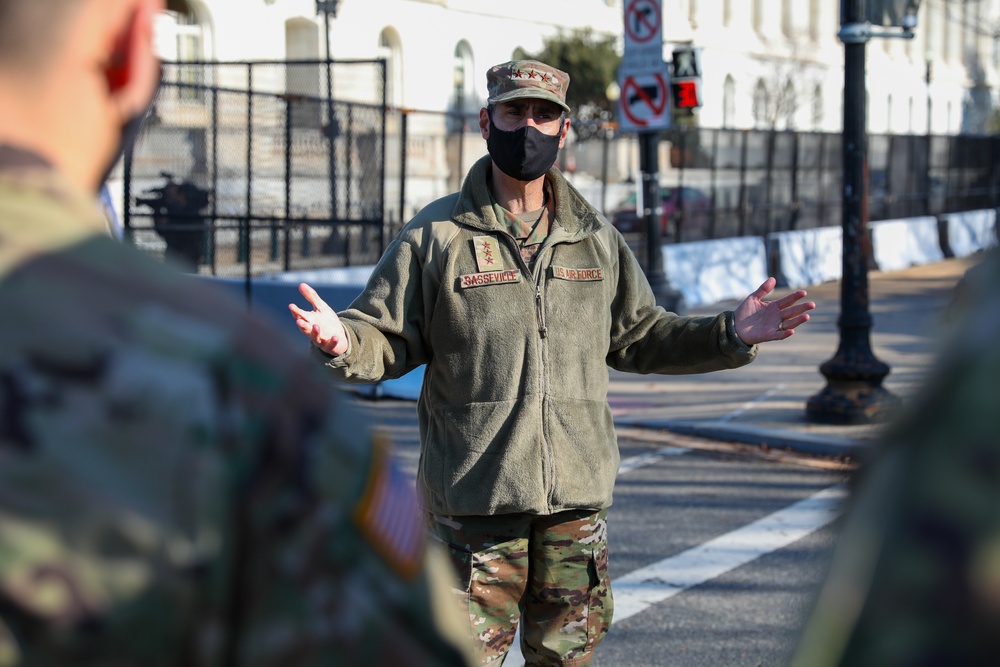 Lt. Gen. Sasseville Visits Guard Servicemembers Near U.S. Capitol
