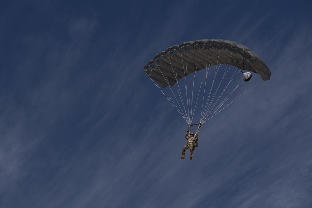 Special Tactics Airmen participate in military free-fall course