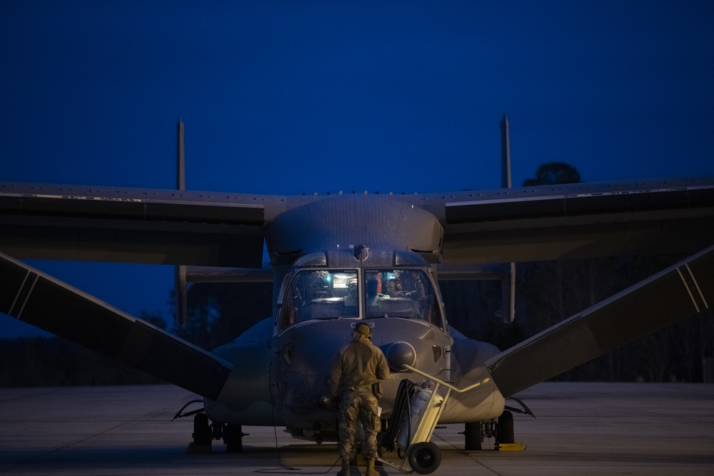 8th SOS Air Commandos prepare CV-22 for flight