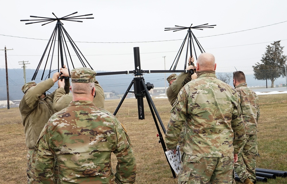 Pa. National Guard signal Soldiers train with BlueSky Mast antenna system